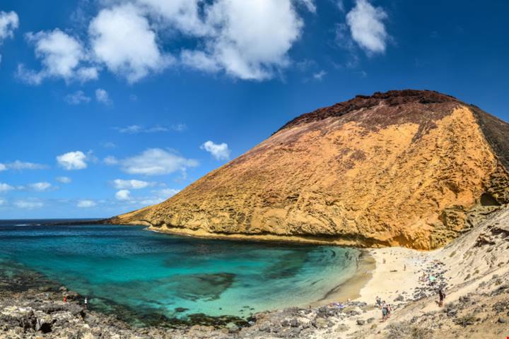 L’isola La Graciosa, la più piccola delle Canarie e la riserva naturale più grande d’Europa a pochi passi dall’Italia | PaesiOnLine