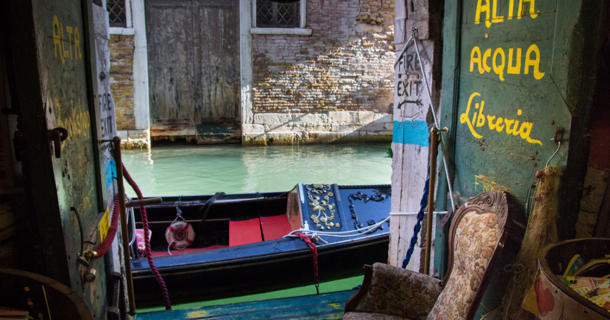 In Italia c'è una delle 10 librerie più belle al mondo: non ci sono scaffali, ma libri nelle gondole e in antiche vasche da bagno