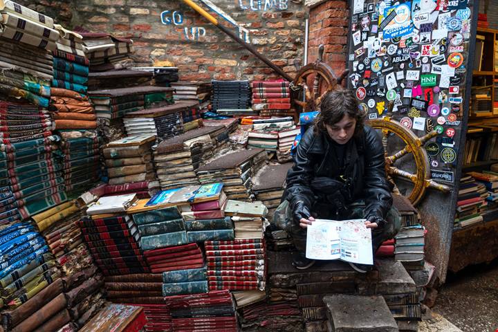 In Italia c'è una delle 10 librerie più belle al mondo: non ci sono scaffali, ma libri nelle gondole e in antiche vasche da bagno