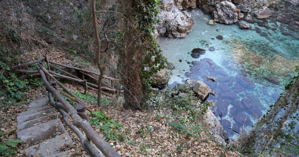 È tra le 30 spiagge più belle d'Italia: a Sorrento c'è la piscina naturale dove la potente regina incontrava i suoi amanti