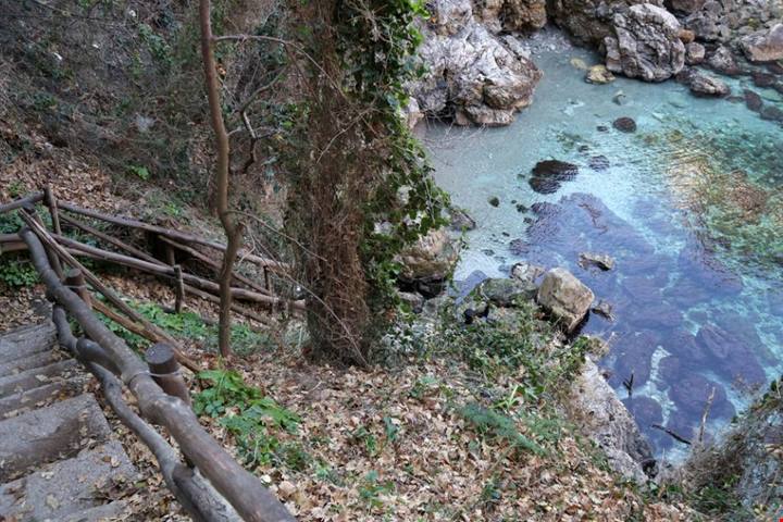 È tra le 30 spiagge più belle d'Italia: a Sorrento c'è la piscina naturale dove la potente regina incontrava i suoi amanti