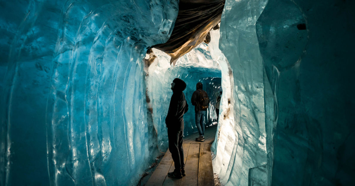 In Svizzera puoi passeggiare nelle profondità di un ghiacciaio: scopri l'Eisengrotte | PaesiOnLine