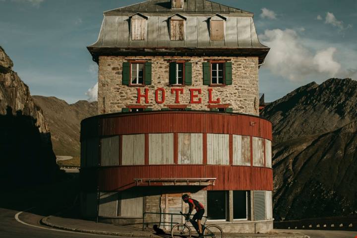 In Svizzera puoi passeggiare nelle profondità di un ghiacciaio: scopri l'Eisengrotte | PaesiOnLine