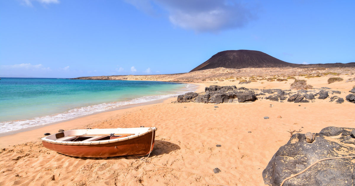 Lanzarote, il paesaggio lunare delle Canarie dove il mare incontra la potenza dei vulcani | PaesiOnLine
