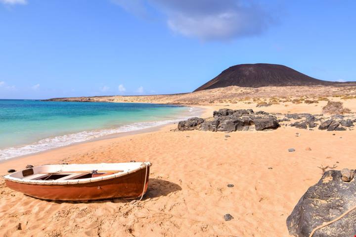 Lanzarote, il paesaggio lunare delle Canarie dove il mare incontra la potenza dei vulcani | PaesiOnLine