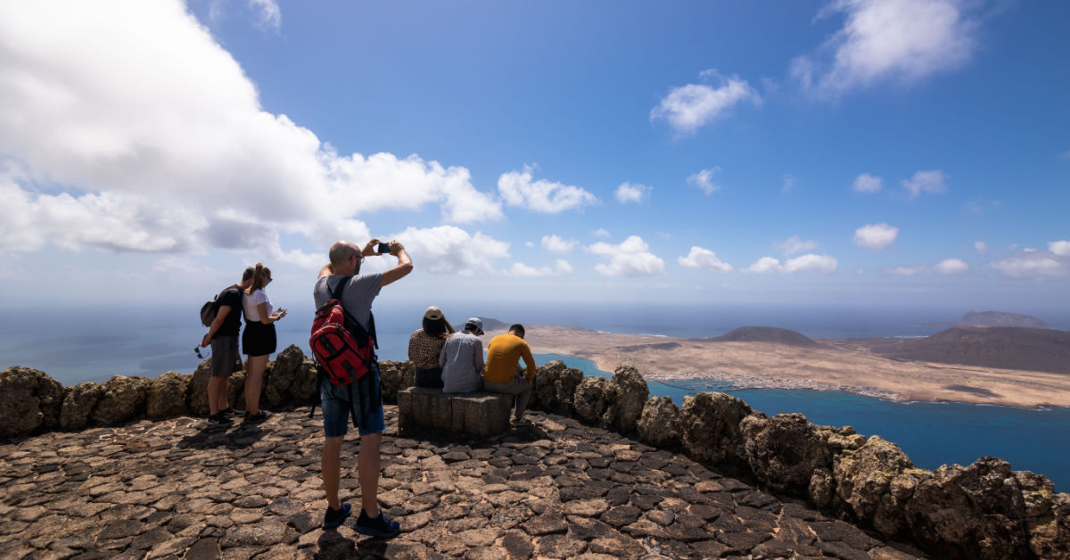 Lanzarote, il paesaggio lunare delle Canarie dove il mare incontra la potenza dei vulcani | PaesiOnLine
