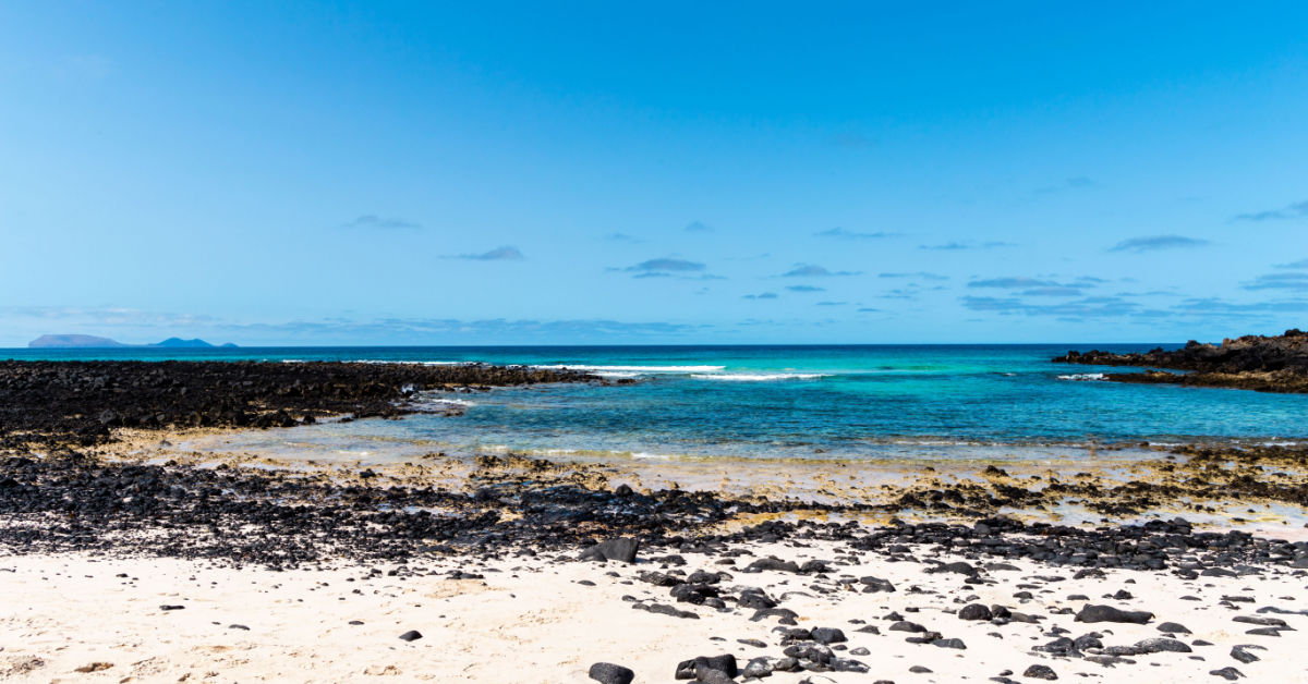 Lanzarote, il paesaggio lunare delle Canarie dove il mare incontra la potenza dei vulcani | PaesiOnLine