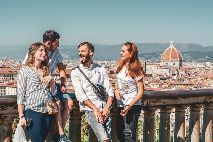 Urban trekking in estate_1353397016