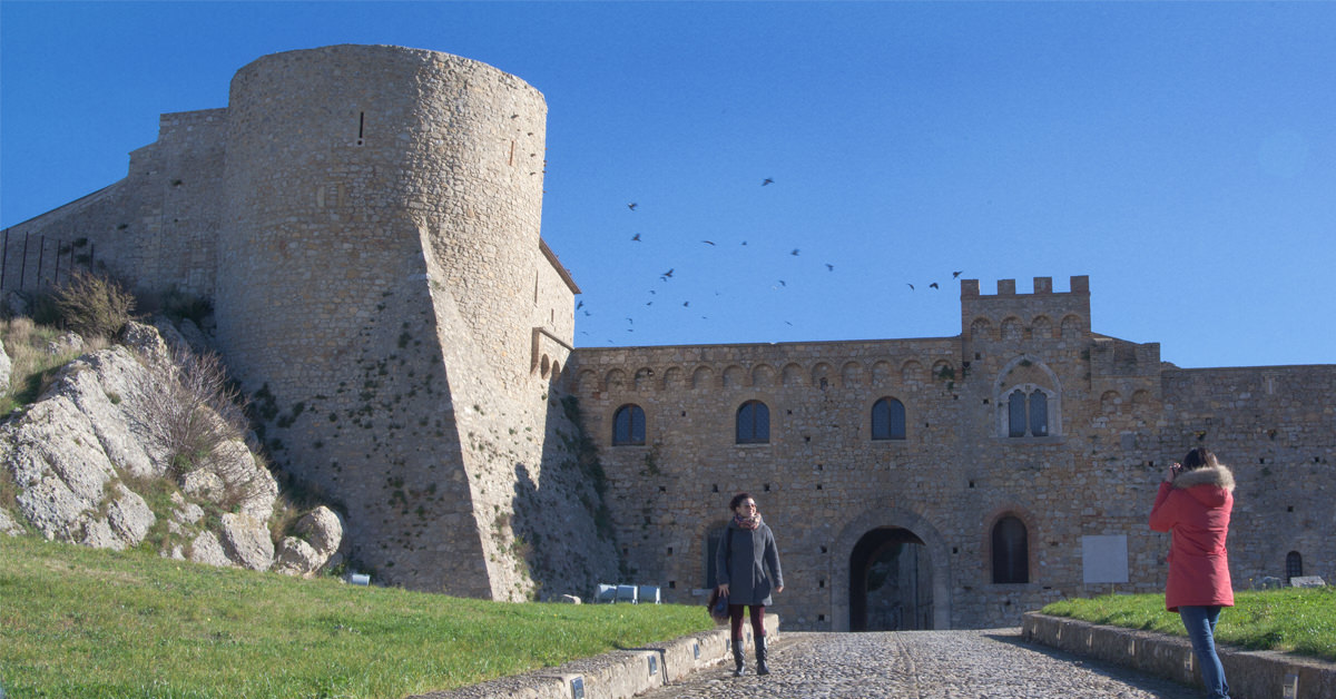 Esplora la Storia dei Castelli dei Monti Dauni in Puglia