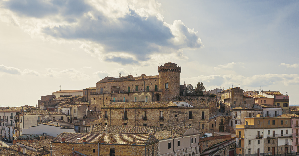 Esplora la Storia dei Castelli dei Monti Dauni in Puglia
