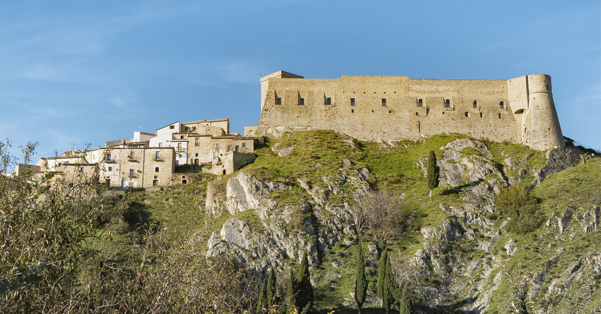 Esplora la Storia dei Castelli dei Monti Dauni in Puglia