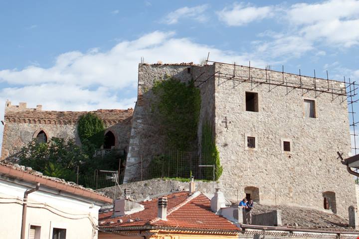 Esplora la Storia dei Castelli dei Monti Dauni in Puglia