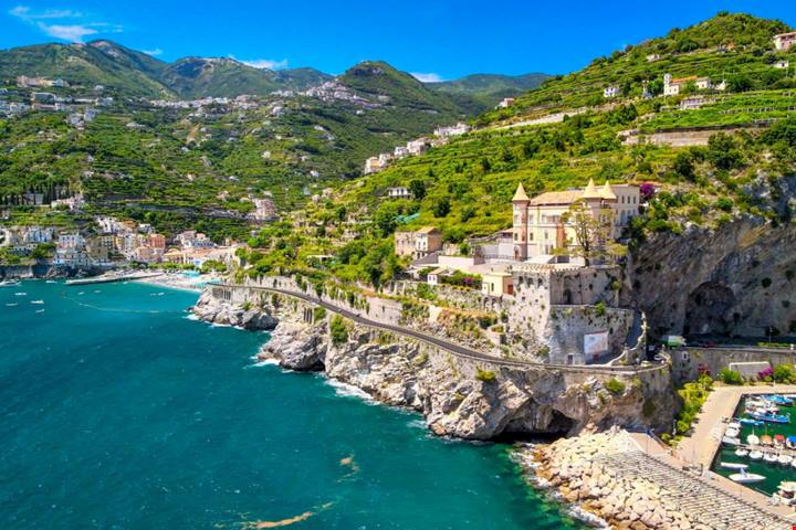 Azzurra ed incontaminata, ecco la piccola Santorini della Costiera Amalfitana | PaesiOnLine