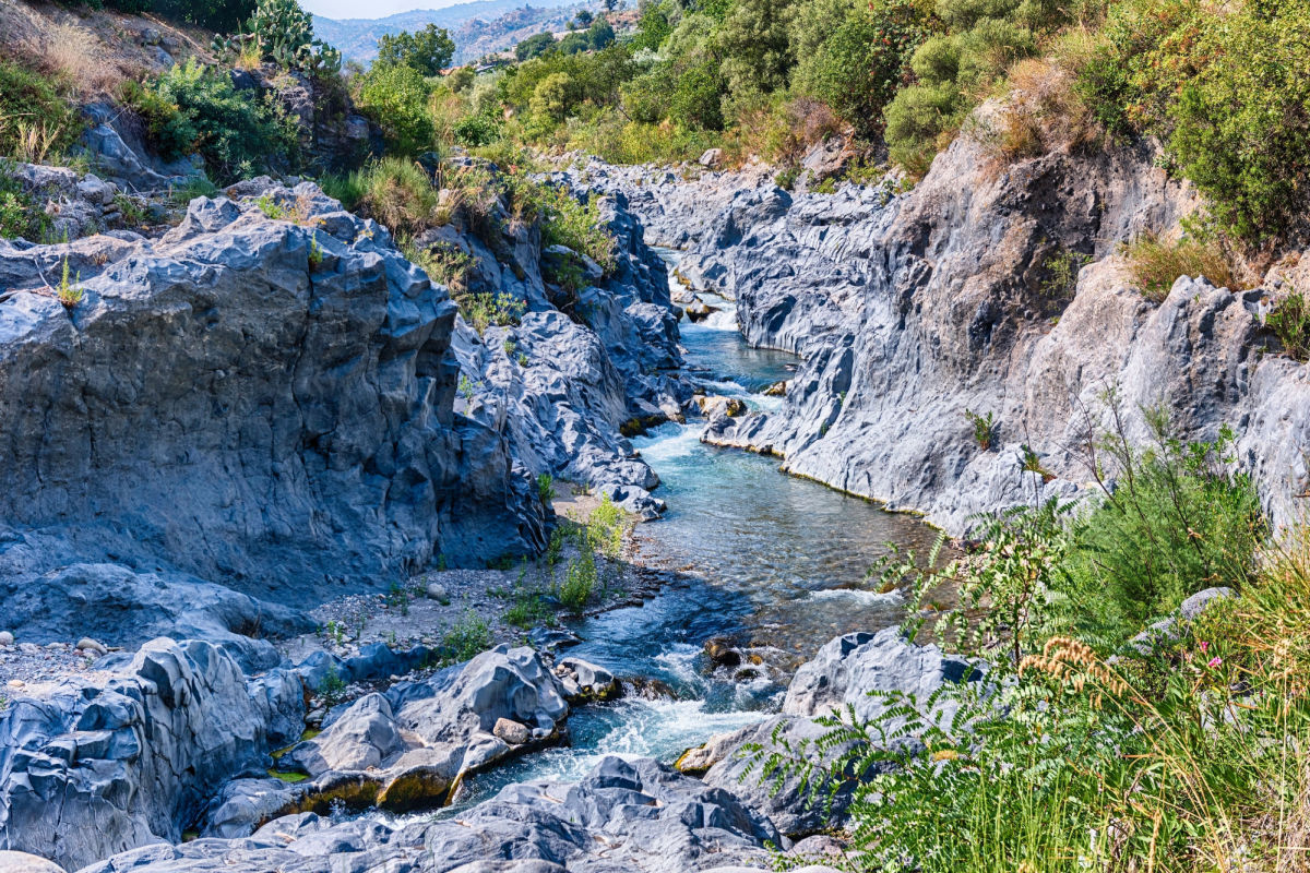 Un capolavoro geologico ai piedi dell'Etna: ecco la tappa obbligata per scoprire la Sicilia | PaesiOnLine