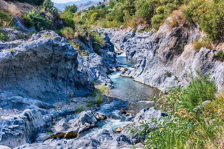 Un capolavoro geologico ai piedi dell'Etna: ecco la tappa obbligata per scoprire la Sicilia | PaesiOnLine