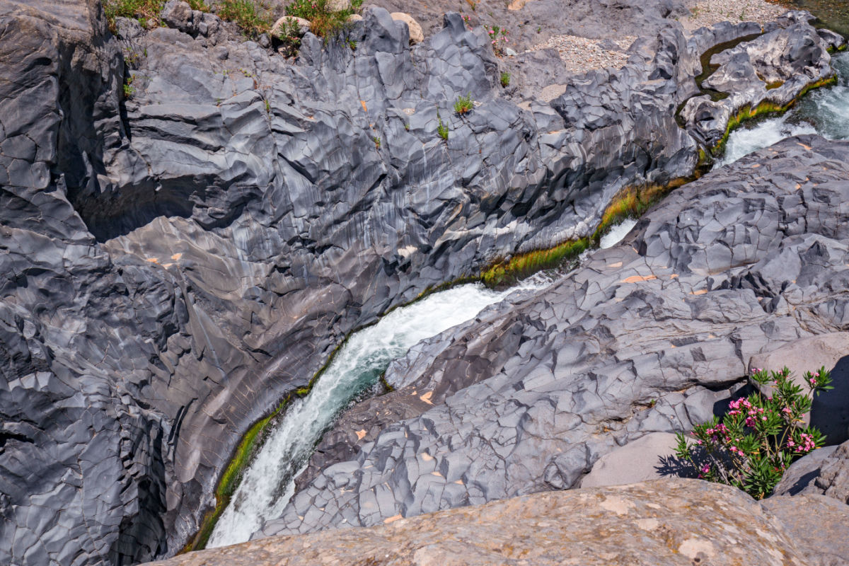 Un capolavoro geologico ai piedi dell'Etna: ecco la tappa obbligata per scoprire la Sicilia | PaesiOnLine