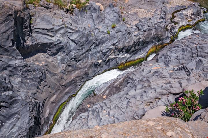 Un capolavoro geologico ai piedi dell'Etna: ecco la tappa obbligata per scoprire la Sicilia | PaesiOnLine