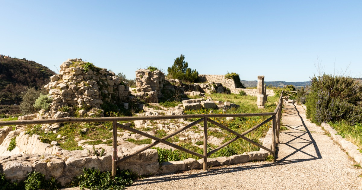 Il piccolo borgo della Sicilia che racconta tremila anni di storia in un teatro greco antichissimo | PaesiOnLine