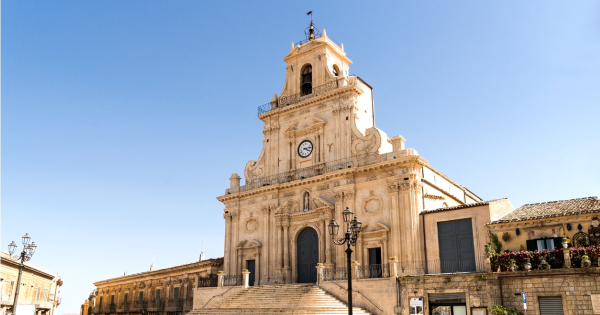 Il piccolo borgo della Sicilia che racconta tremila anni di storia in un teatro greco antichissimo | PaesiOnLine
