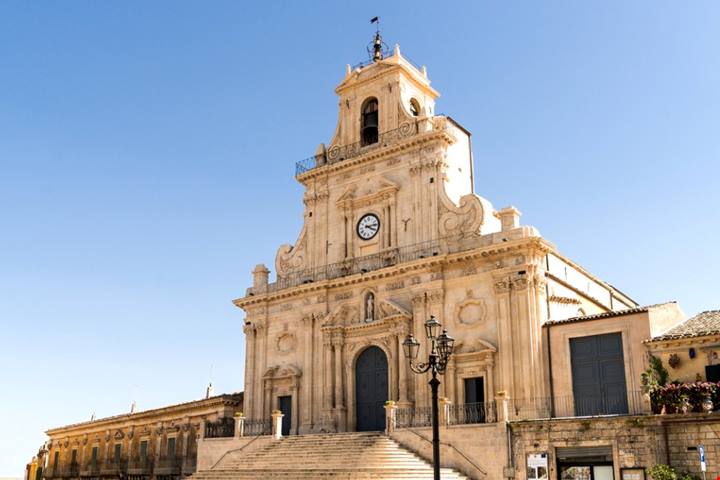Il piccolo borgo della Sicilia che racconta tremila anni di storia in un teatro greco antichissimo | PaesiOnLine