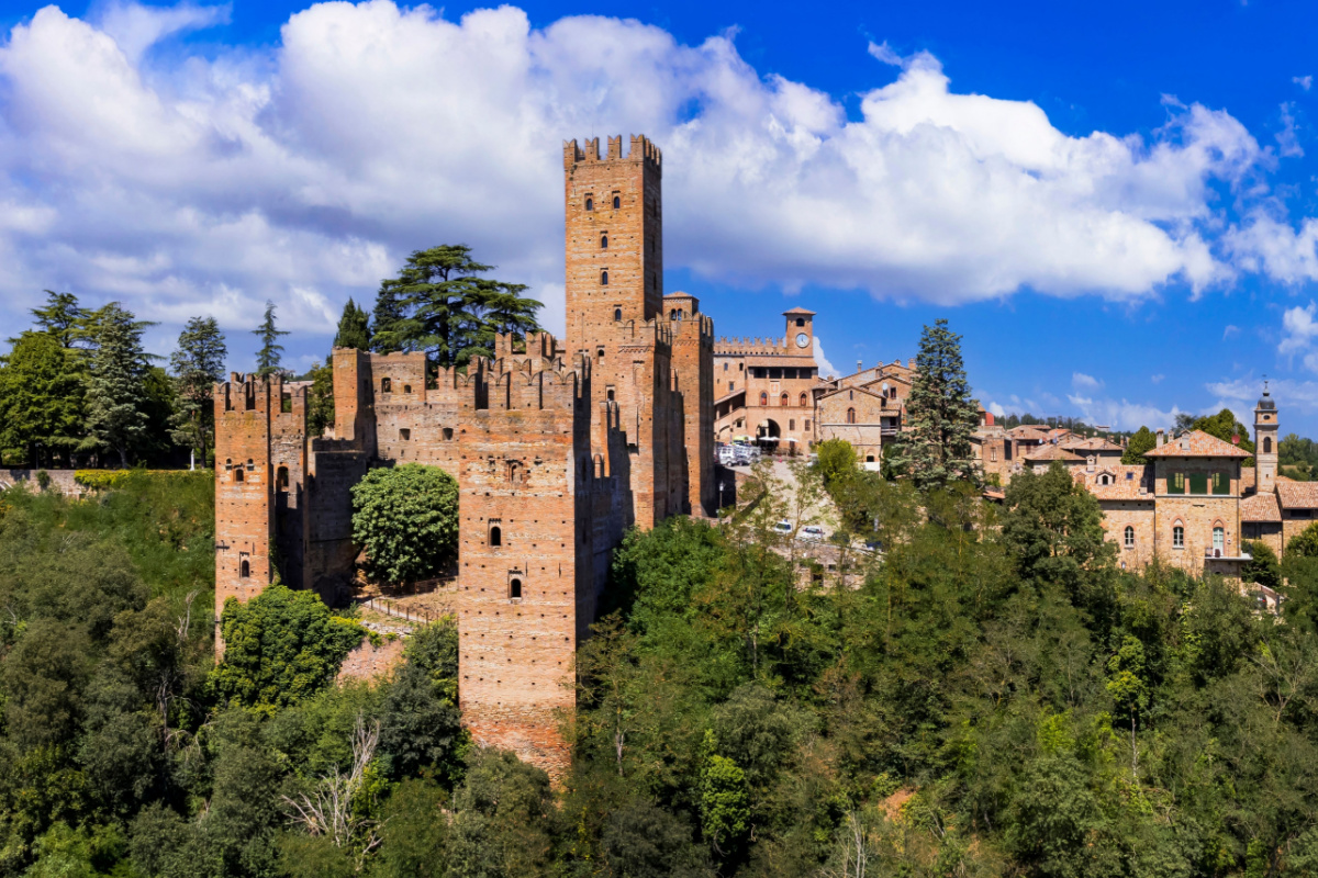 Se il Medioevo avesse una capitale, sarebbe questo borgo di 5000 abitanti sulle colline vicino Piacenza