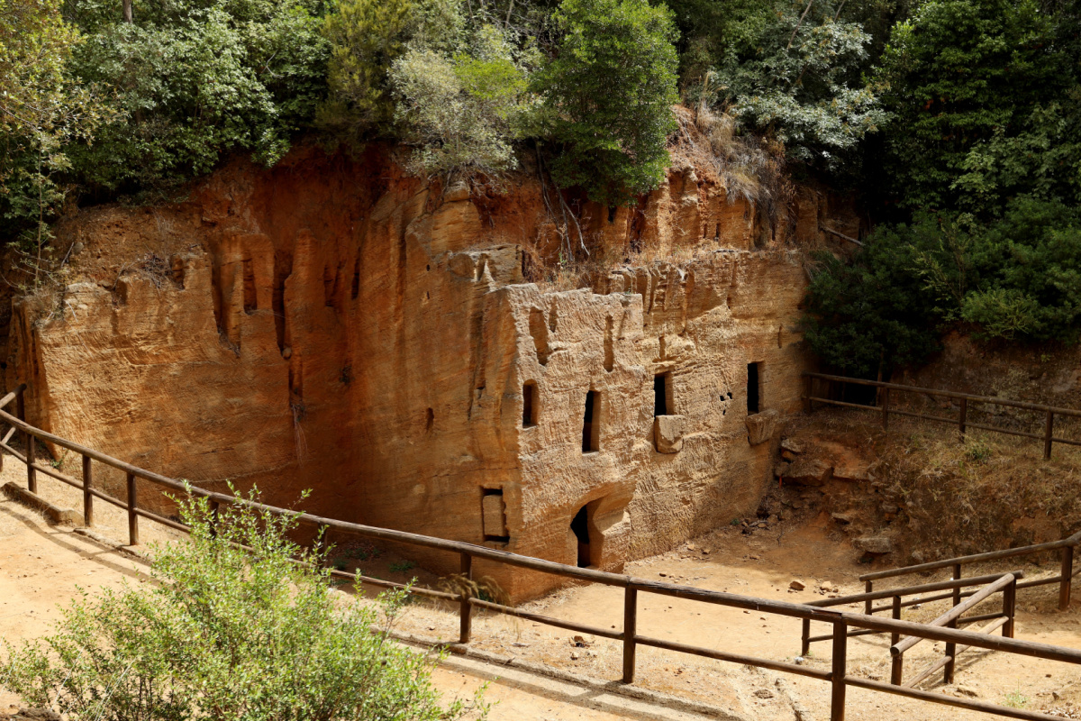 Sai che in Toscana c'è una piccola Petra? Non sarà un patrimonio UNESCO, ma questo sito archeologico è di sicuro una meraviglia | PaesiOnLine