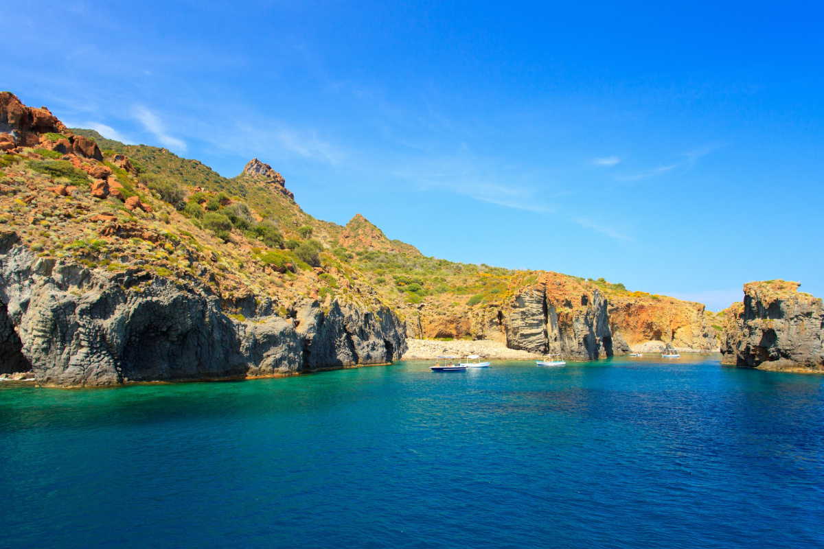 Queste piccole isole del Mediterraneo sono i luoghi perfetti per regalarsi un anticipo d'estate 