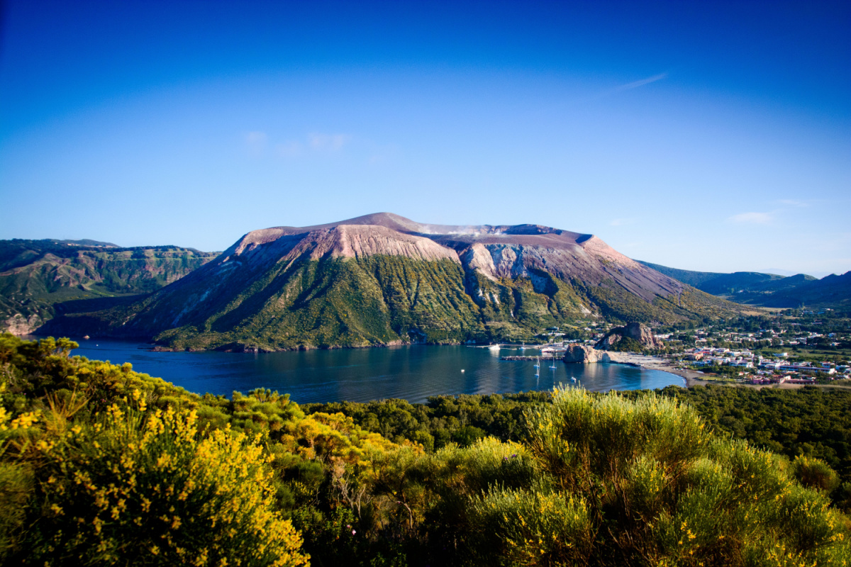 Queste piccole isole del Mediterraneo sono i luoghi perfetti per regalarsi un anticipo d'estate 