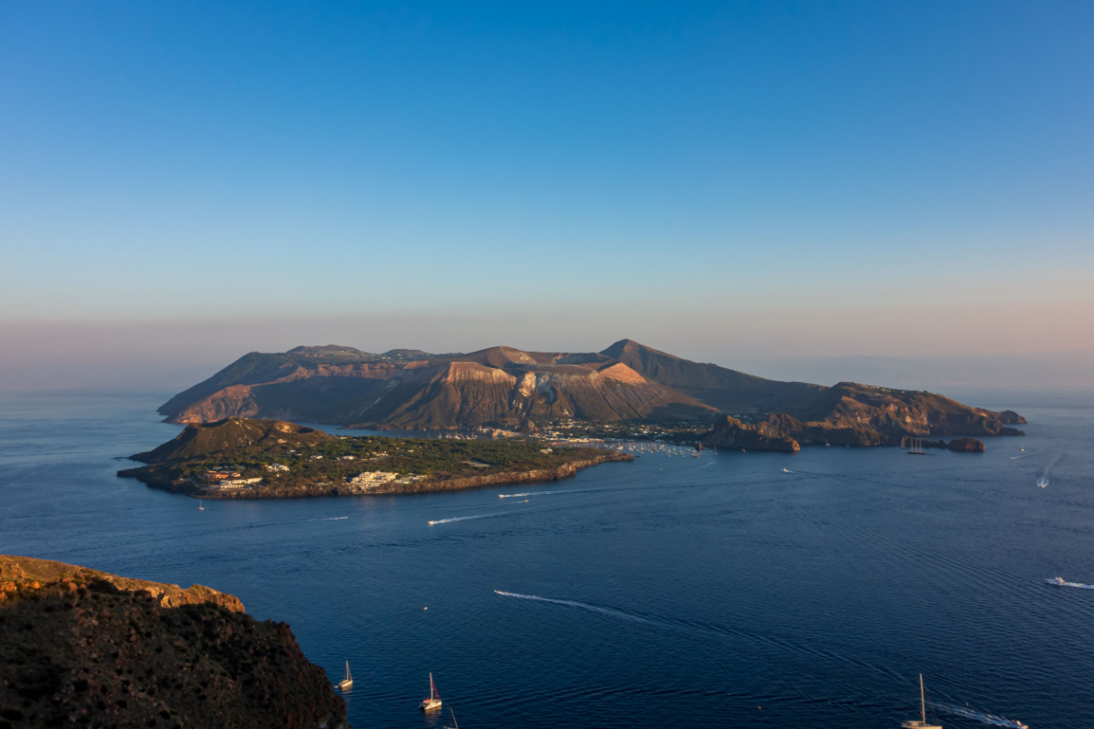 Queste piccole isole del Mediterraneo sono i luoghi perfetti per regalarsi un anticipo d'estate 