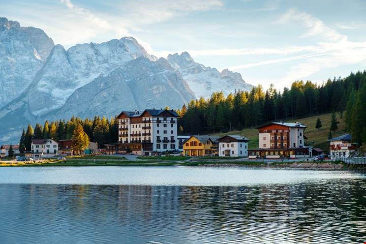 Nascosto tra le cime alpine del Veneto c'è un villaggio delizioso dove si mangia bene e si vive tranquilli | PaesiOnLine