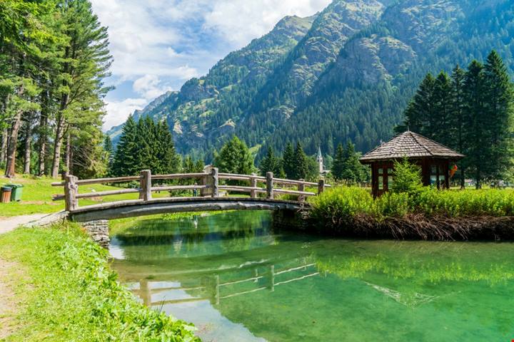 Nella Valle della Regina l'incredibile castello che da secoli accoglie i visitatori in ogni stagione