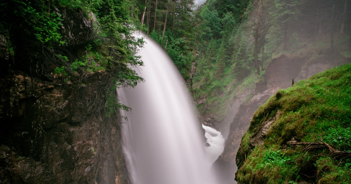 Un meraviglioso salto d'acqua nascosto tra le vallate del Trentino: queste cascate sono magiche | PaesiOnLine