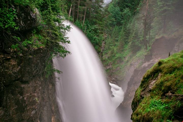 Un meraviglioso salto d'acqua nascosto tra le vallate del Trentino: queste cascate sono magiche | PaesiOnLine