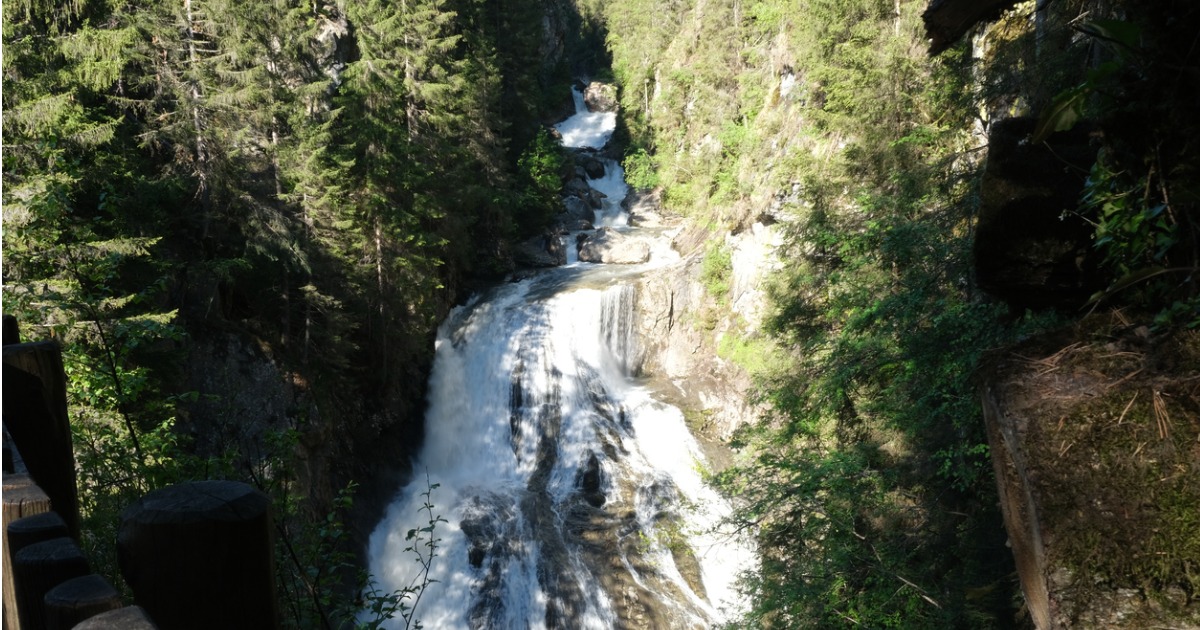 Un meraviglioso salto d'acqua nascosto tra le vallate del Trentino: queste cascate sono magiche | PaesiOnLine