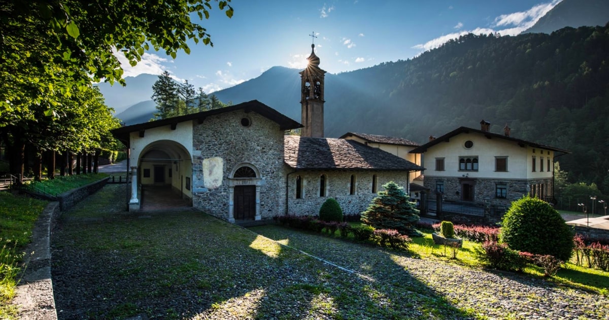 Nascosto tra le colline della Lombardia, a due passi da Bergamo, c'è un piccolo borgo che sembra rimasto fermo al 1200 | PaesiOnLine