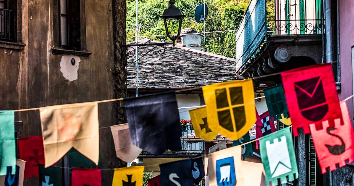 Nascosto tra le colline della Lombardia, a due passi da Bergamo, c'è un piccolo borgo che sembra rimasto fermo al 1200 | PaesiOnLine
