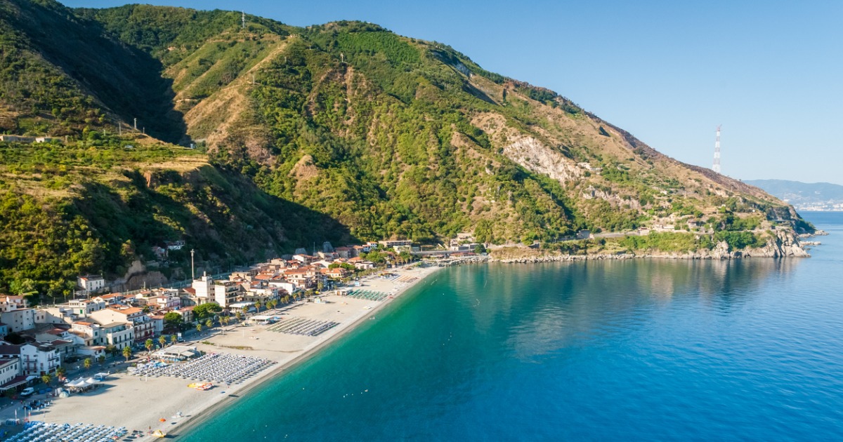 Un crocevia di leggende e poemi, questo borgo in Calabria è un magico specchio sul mare | PaesiOnLine
