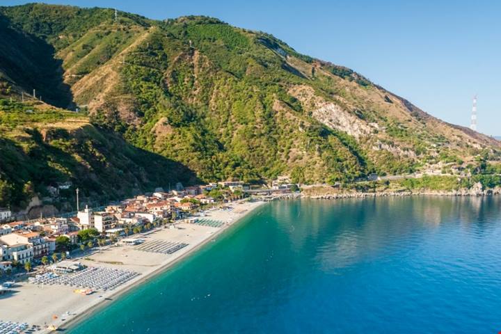 Un crocevia di leggende e poemi, questo borgo in Calabria è un magico specchio sul mare | PaesiOnLine