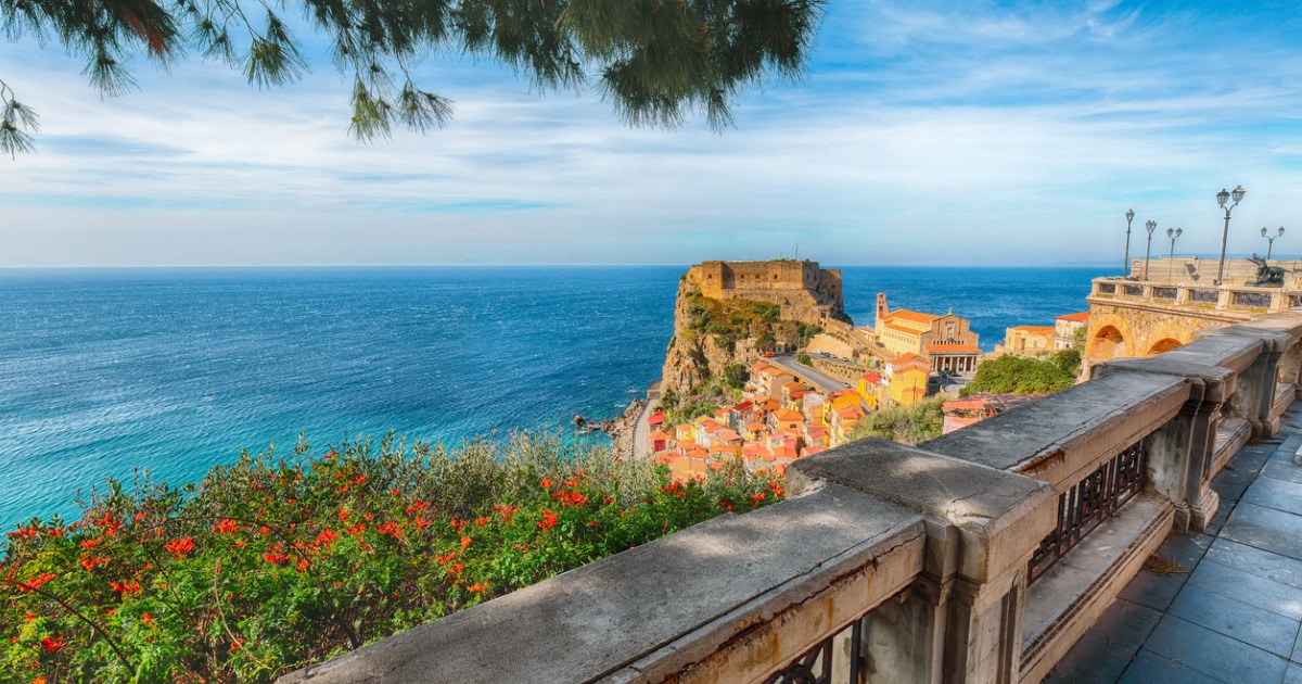 Un crocevia di leggende e poemi, questo borgo in Calabria è un magico specchio sul mare | PaesiOnLine