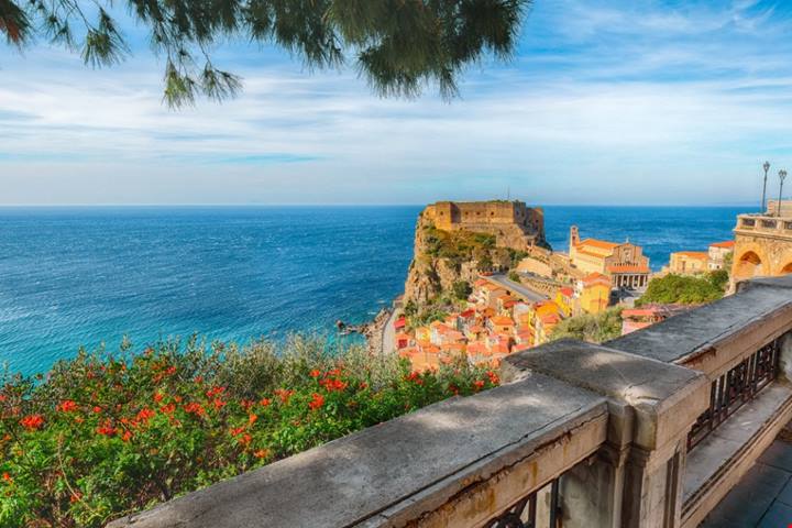 Un crocevia di leggende e poemi, questo borgo in Calabria è un magico specchio sul mare | PaesiOnLine