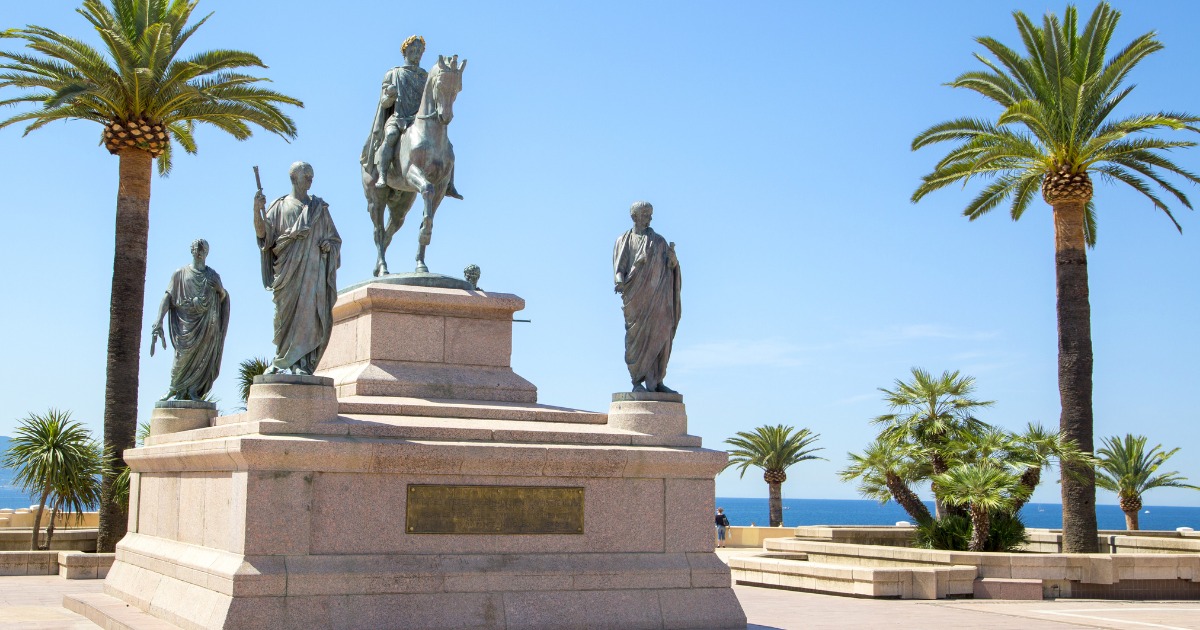 Adagiata tra montagne imponenti ed un golfo cristallino si trova la città più importante della Corsica: è davvero incredibile | PaesiOnLine