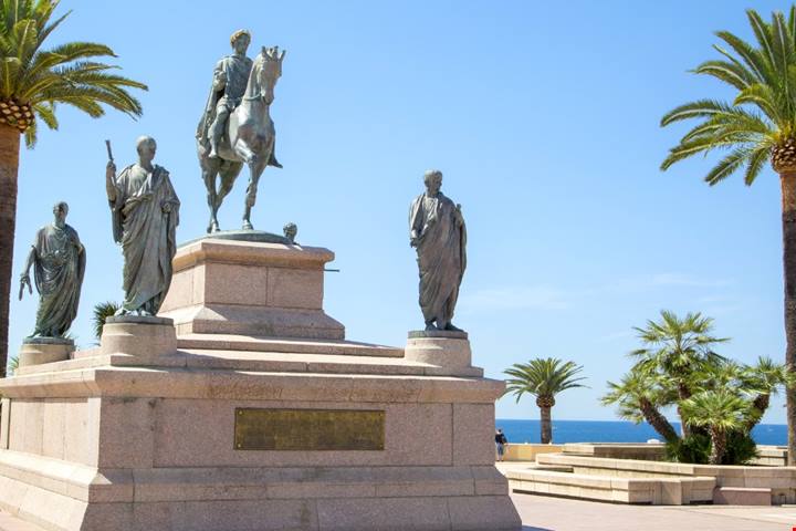 Adagiata tra montagne imponenti ed un golfo cristallino si trova la città più importante della Corsica: è davvero incredibile | PaesiOnLine