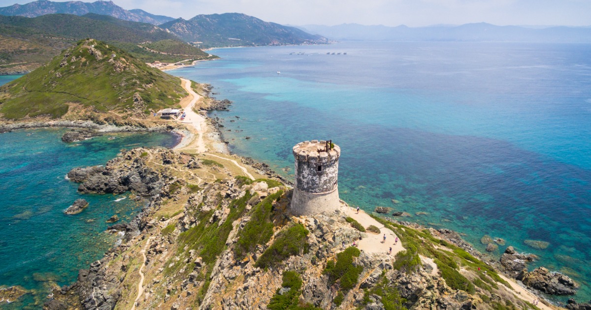 Adagiata tra montagne imponenti ed un golfo cristallino si trova la città più importante della Corsica: è davvero incredibile | PaesiOnLine