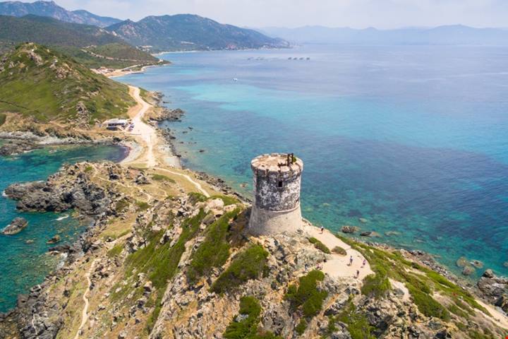 Adagiata tra montagne imponenti ed un golfo cristallino si trova la città più importante della Corsica: è davvero incredibile | PaesiOnLine