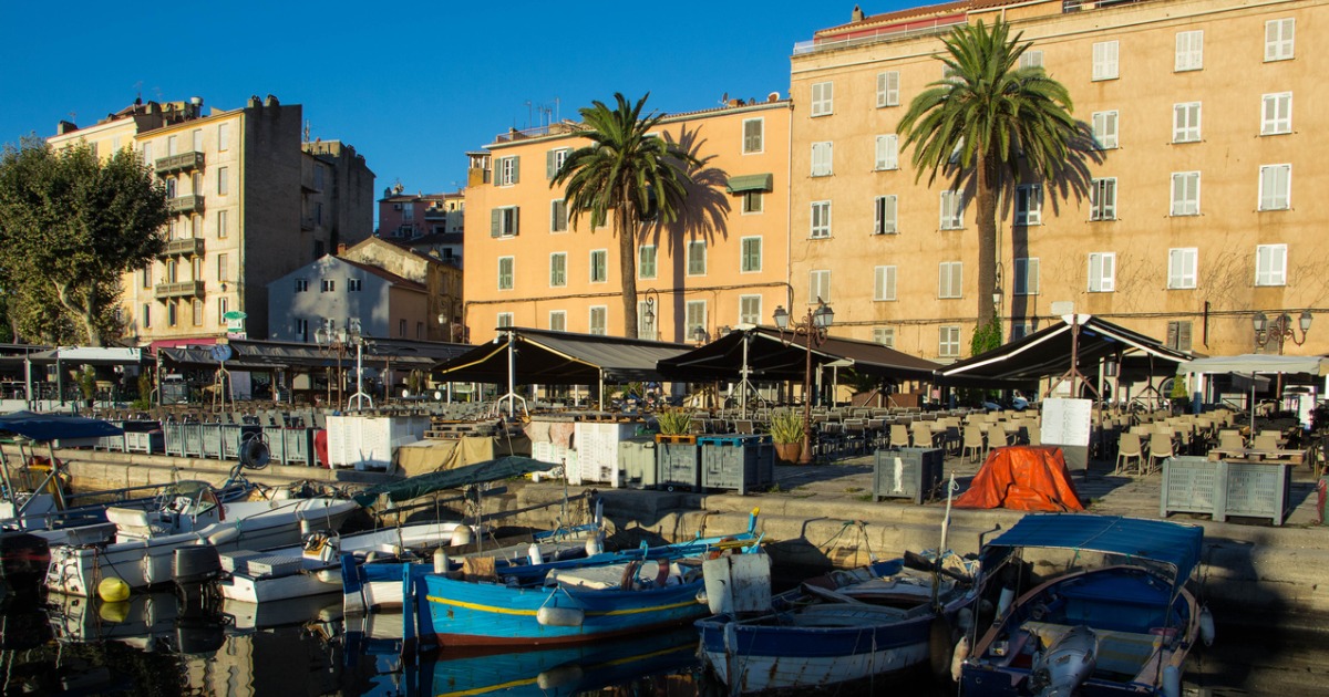 Adagiata tra montagne imponenti ed un golfo cristallino si trova la città più importante della Corsica: è davvero incredibile | PaesiOnLine