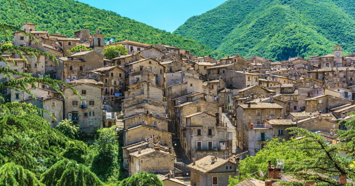 Il borgo dell'amore tra le montagne dell'Appennino: qui c'è un lago a forma di cuore