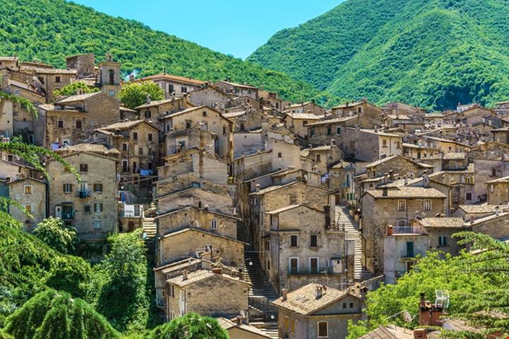 Il borgo dell'amore tra le montagne dell'Appennino: qui c'è un lago a forma di cuore