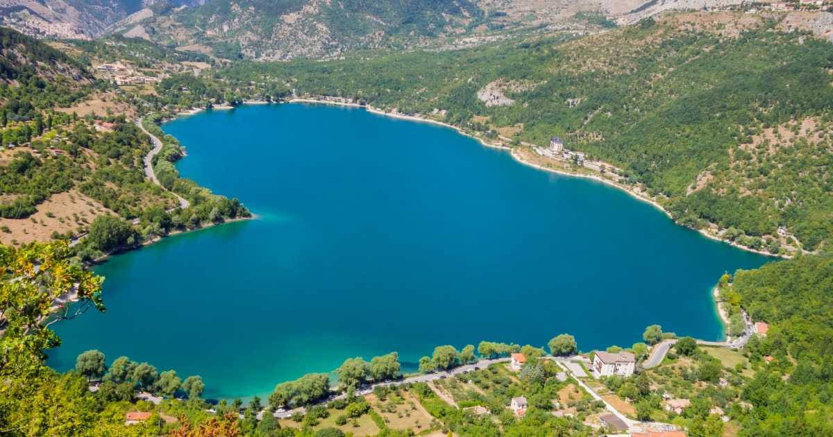 Il borgo dell'amore tra le montagne dell'Appennino: qui c'è un lago a forma di cuore