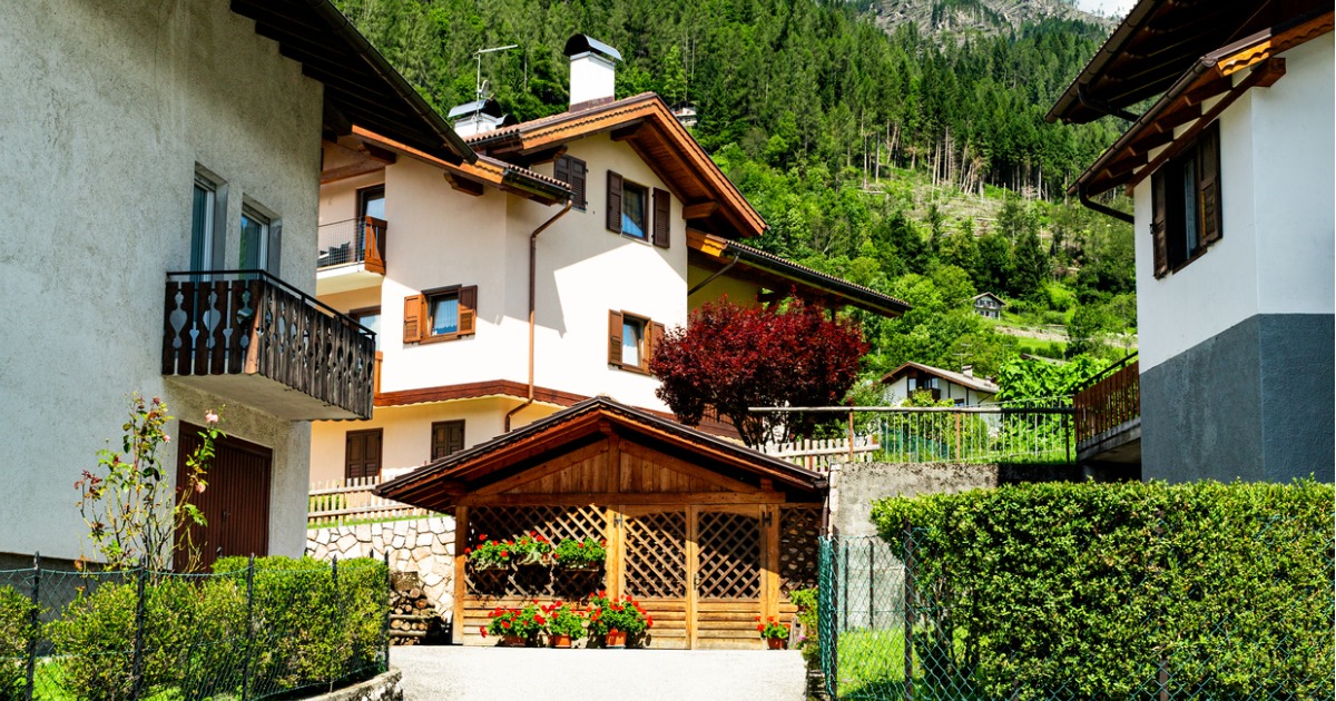 Ai piedi delle Pale di San Martino c'è un borgo fatato, fatto di legno e pietra: una vera magia 