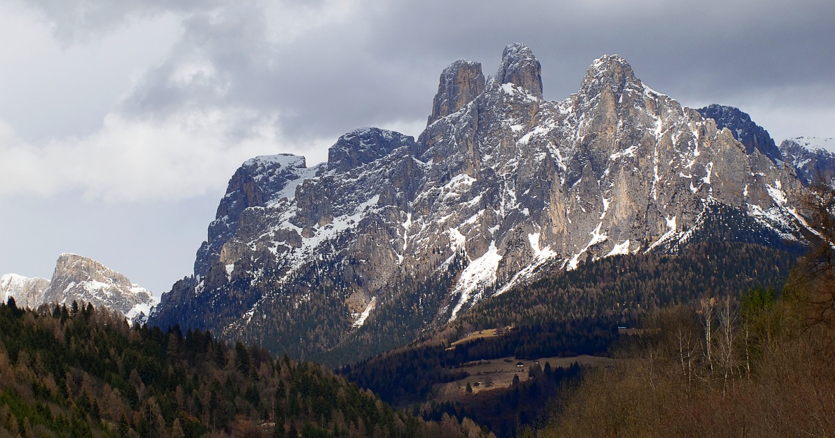 Ai piedi delle Pale di San Martino c'è un borgo fatato, fatto di legno e pietra: una vera magia 